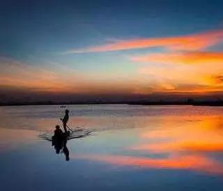 谁不想在《灵魂摆渡人》的唯美世界中体验耕种、捕鱼的治愈之旅？