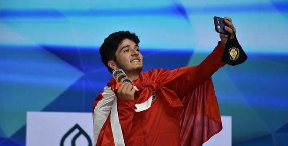 想体验恋爱剧情与策略战斗的乐趣？新世界狂欢》满足你所有幻想！