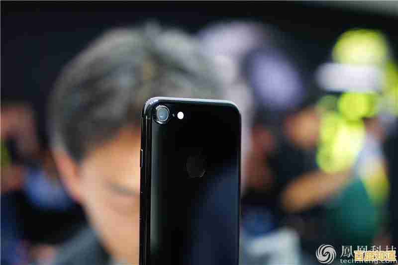 苹果7尺寸优势揭秘：为何小屏爱好者仍视其为智能手机最佳选择